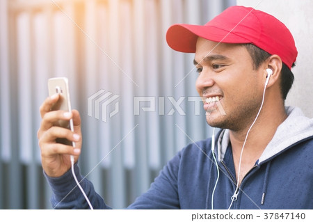 Asian man jogger listening music 37847140