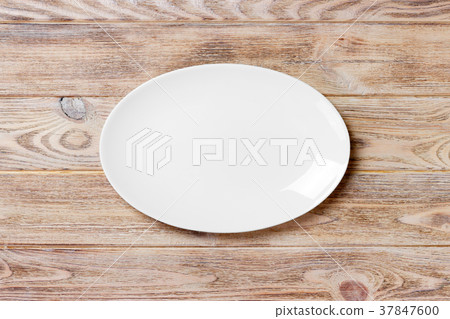 Empty white plate on wooden table. top view Empty white plate on wooden table. top view 37847600