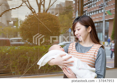 實踐與娃娃的女性托兒所老師 實踐與娃娃的女性托兒所老師 37847953