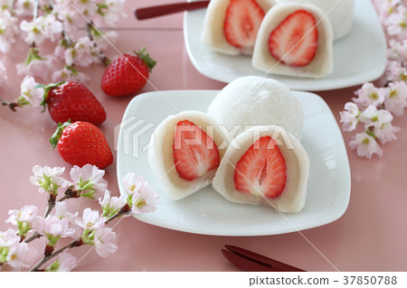Strawberry Daifuku 37850788