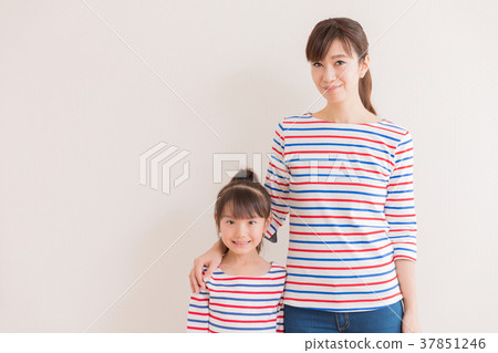 Japanese mother and daughter Japanese mother and daughter 37851246