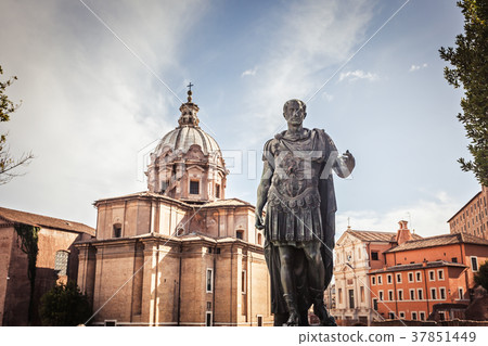 Julius Caesar statue in Rome Julius Caesar statue in Rome 37851449