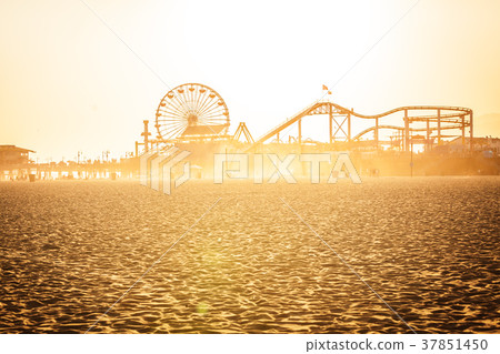 Golden sunset on Santa Monica beach Golden sunset on Santa Monica beach 37851450