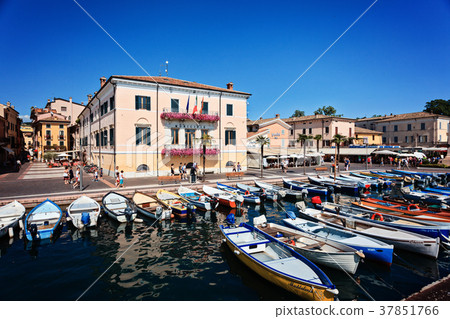 Promenade in Bardolino near lake Garda 37851766