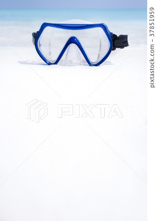 Swimming mask on white sandy seashore Swimming mask on white sandy seashore 37851959