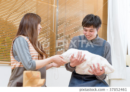 Male and female young nurses 37852461