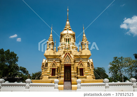 Golden ubosot in Kamad temple, Chiangmai, Thailand Golden ubosot in Kamad temple, Chiangmai, Thailand 37852525
