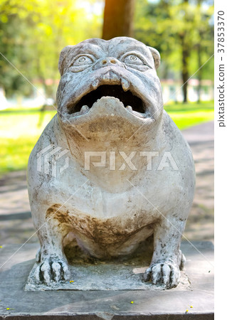 Sculpture dog monster in Park of Branicki Palace Sculpture dog monster in Park of Branicki Palace 37853370