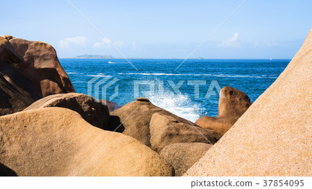 granite coast of English Channel in Ploumanac'h 37854095