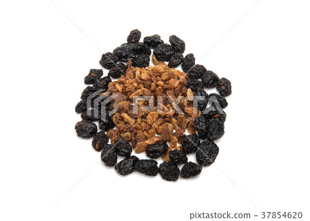raisins isolated 37854620