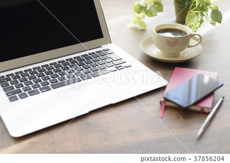 Laptop and coffee (break image) 37856204