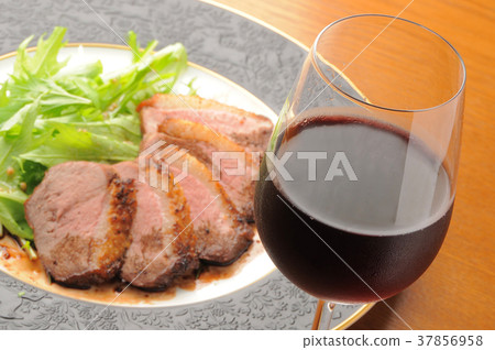 紅酒和烤豬肉 紅酒和烤豬肉 37856958