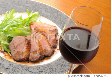 紅酒和烤豬肉 紅酒和烤豬肉 37856959