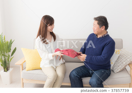 父母和孩子的父親和女兒 37857739