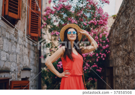 pretty brunette 37858508