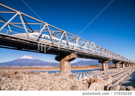 Shinkansen在背景中运行fujikawa铁桥与富士山 图库照片