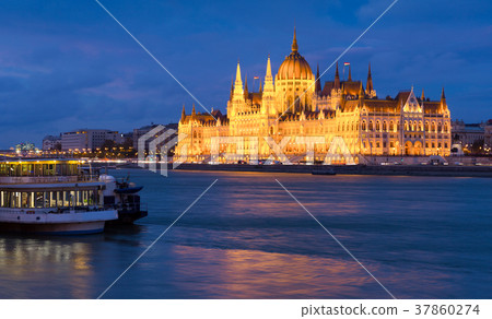 Photo of night light of Parlament in Budapest in Hungary Photo of night light of Parlament in Budapest in Hungary 37860274