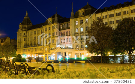 Night view of hotel in Debrecen 37860481