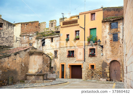 Narrow streets of Monblanc Narrow streets of Monblanc 37860482