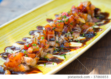 cooked freshness food tataki de atun 37860853