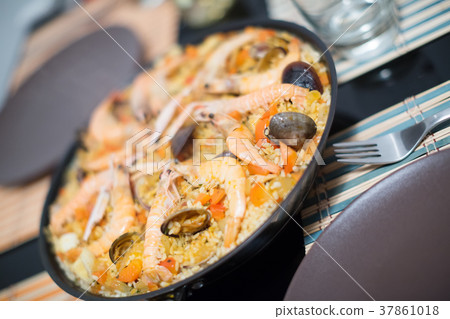 Seafood paella with mussels and shrimps Seafood paella with mussels and shrimps 37861018