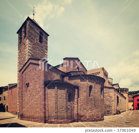 Day view of Cathedral of Urgel 37861049