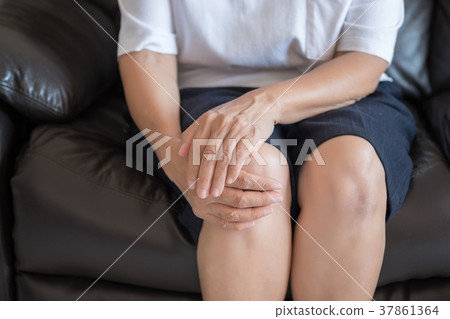 Elderly woman suffering Rheumatoid Arthritis 37861364
