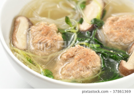 肉餃子的細麵條湯 37861369
