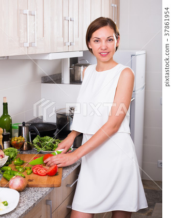 woman serving salad 37861954