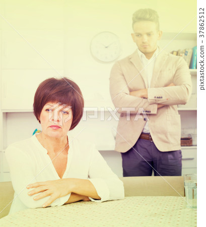 Son waits for his mother 37862512