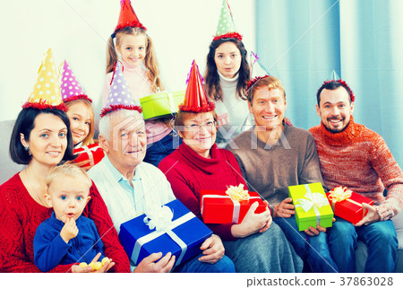 Family members making family photo 37863028