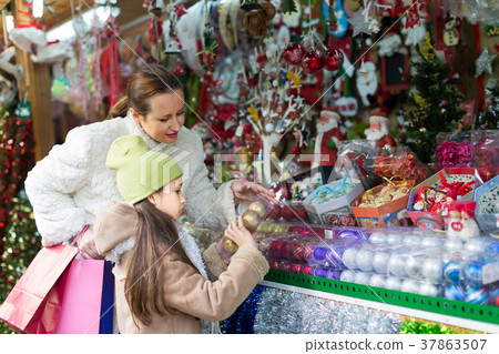 girl with mom buying decorations 37863507