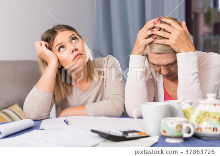 mother and her adult daughter with financial problems 37863726