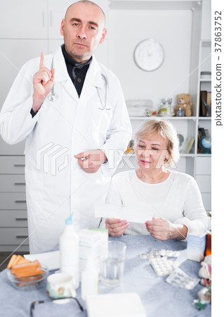 MAture woman and doctor 37863752