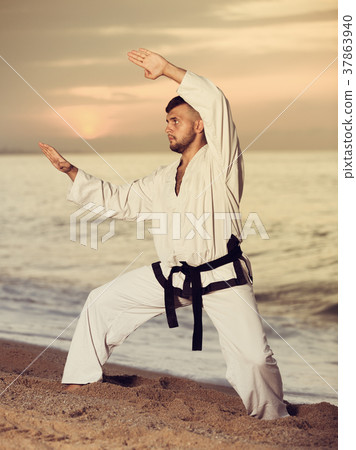 Glad man doing karate at ocean quay 37863940