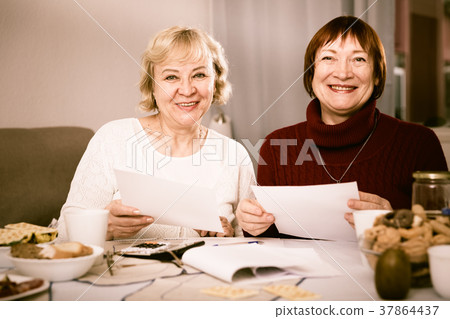 Two positive mature women with papers 37864437