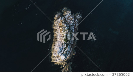 Beautiful aerial view of Rocky Cape, Tasmania 37865002