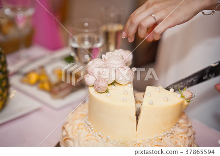 Division of the cake into several pieces for guests 7410. 37865594