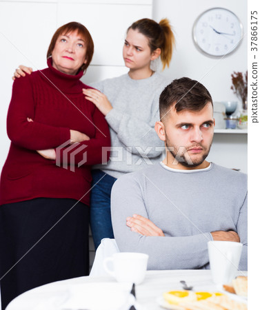 Young man offended after quarrel with family 37866175