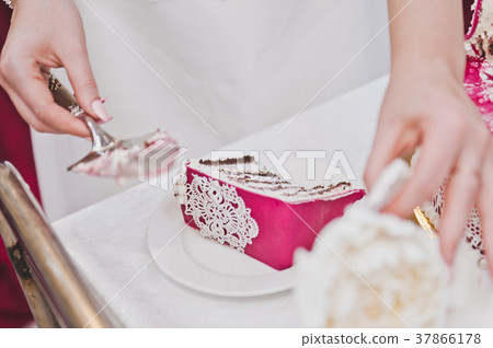 The division into parts of the wedding cake 7970. 37866178