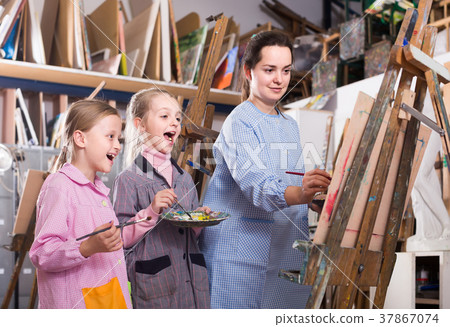 Skillful woman teacher showing her skills during painting class at art studio 37867074