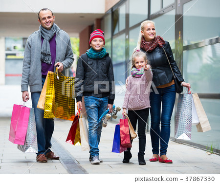 couple with kids on city street 37867330