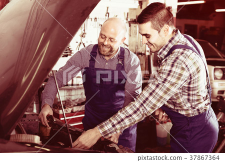 Two car mechanics at workshop 37867364