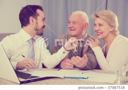 Couple buying house 37867516