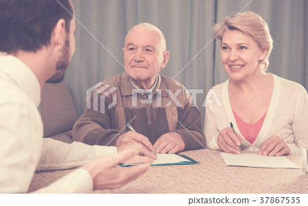 Couple signing agreement 37867535