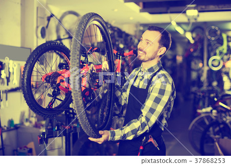 Man master establishes a bicycle whee Man master establishes a bicycle whee 37868253
