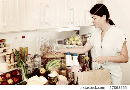 Female is posing in time cooking Female is posing in time cooking 37868263