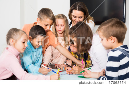 Professor and children drawing 37868554