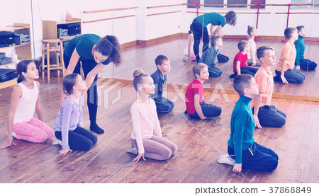 Children dancing contemp in studio smiling and having fun 37868849
