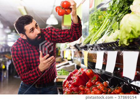 Assistant demonstrating tomatoes Assistant demonstrating tomatoes 37869154